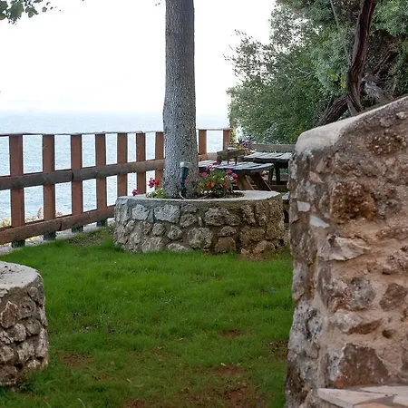 بيت ضيافة Rizos Bay 3*